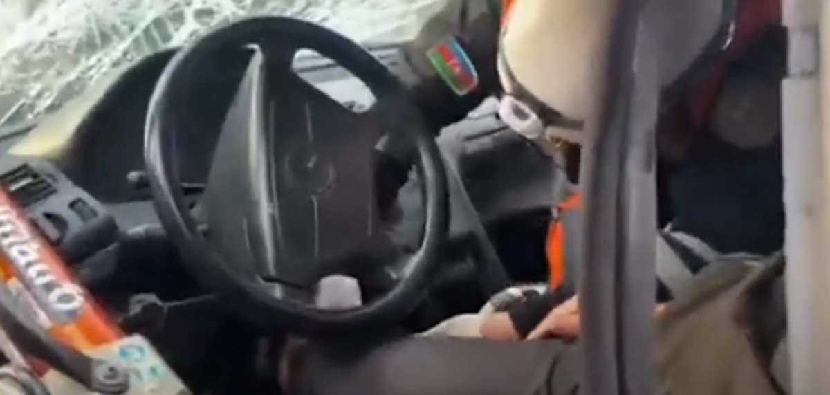 Bakıda iki maşın toqquşdu  Sürücü avtomobildə sıxılı vəziyyətdə qaldı 