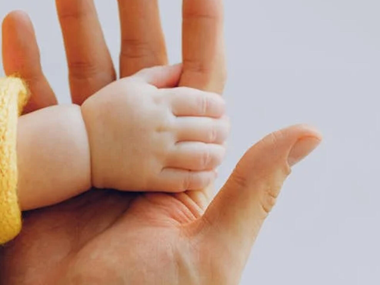 Gəncədə ana 40 g&uuml;nl&uuml;k k&ouml;rpəsindən imtina etdi