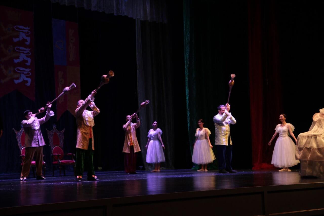 Uşaq evinin sakinləri Akademik Musiqili Teatrın qonağı olub 