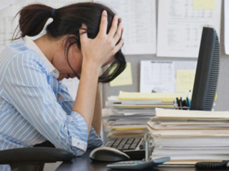 Kompüter qarşısında işləyənlər üçün təhlükə siqnalı: Görmə və onurğa...