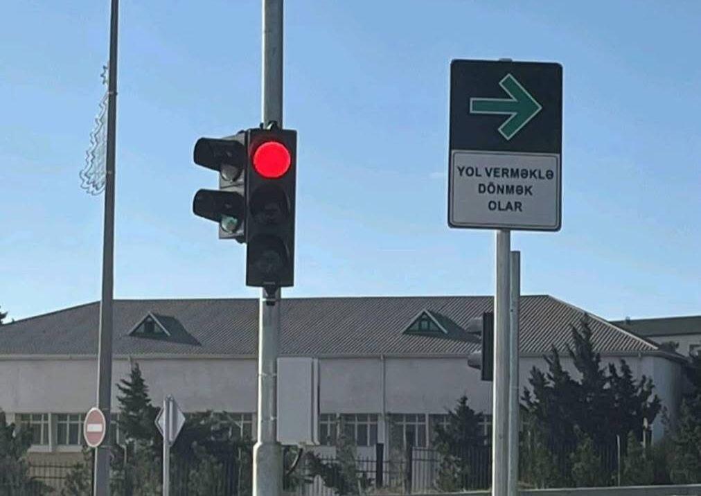 Bakıda yeni yol nişanları quraşdırılır  "Yol verməklə d&ouml;nmək olar"