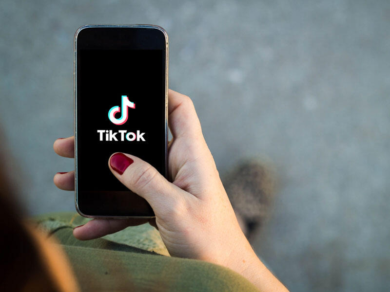 Özündən 17 yaş kiçik sevgilisini "TikTok"a görə DÖYDÜ: