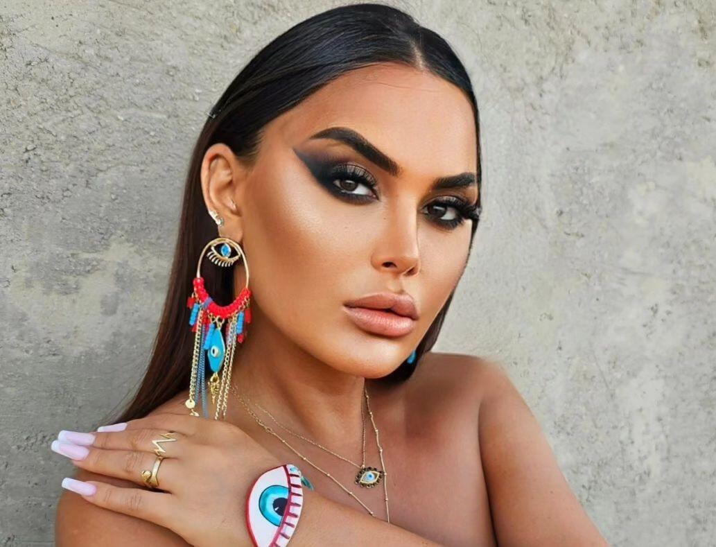 Qumralın səhnədə makiyajsız halı M&Uuml;ZAKİRƏ YARATDI 