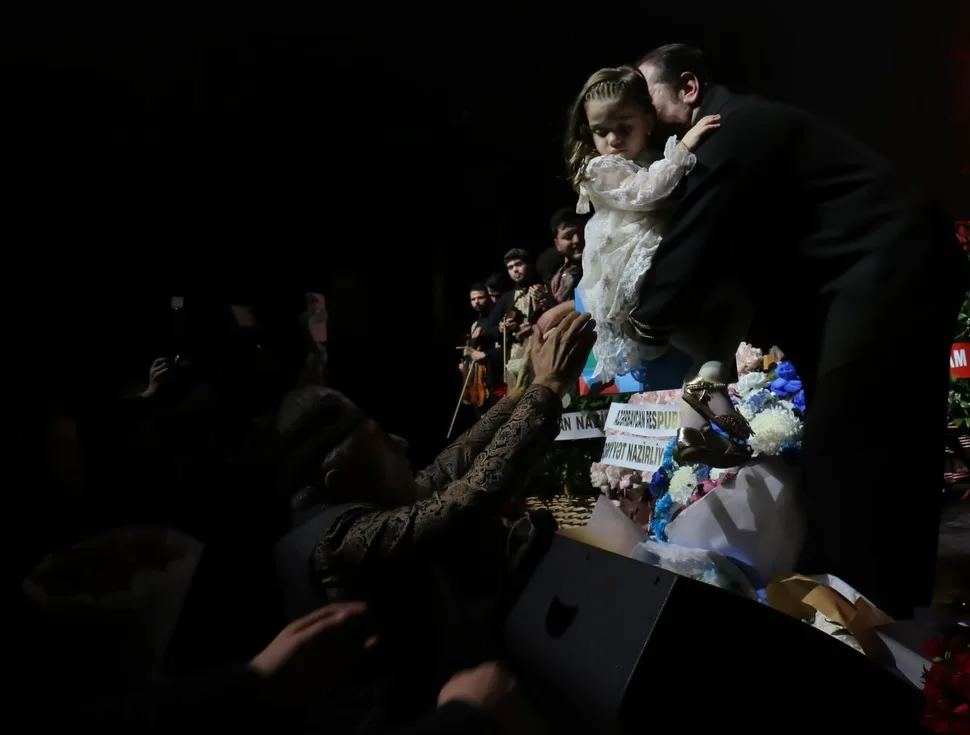 Xalq artisti nəvəsi ilə səhnədə 