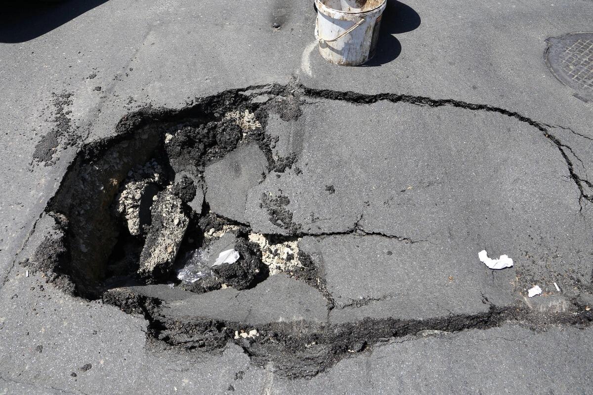 Bakıda sürücü dağılmış asfaltı özü yamadı  VİDEO