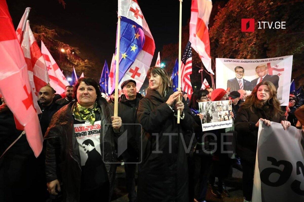 Tbilisi k&uuml;&ccedil;ələri yenidən doldu: Zurabişvili etiraz&ccedil;ılara m&uuml;raciət etdi