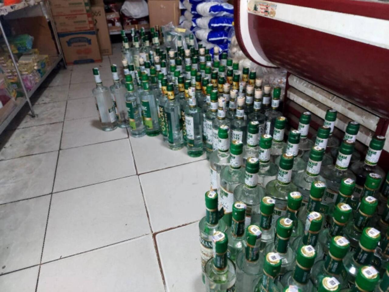 Saxta araqlar satan mağaza aşkarlandı  FOTO