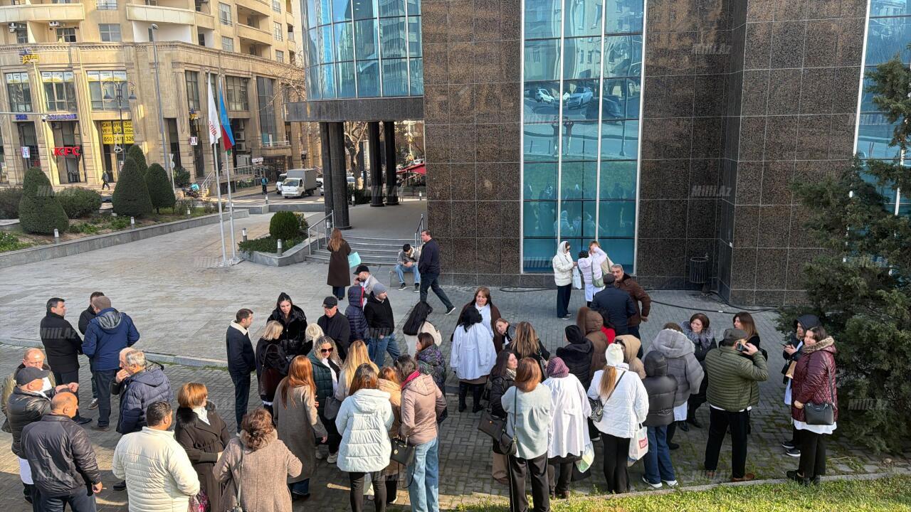 Stomatoloqlar TƏBİBin qarşısına toplaşdı  İxtisarlara g&ouml;rə 