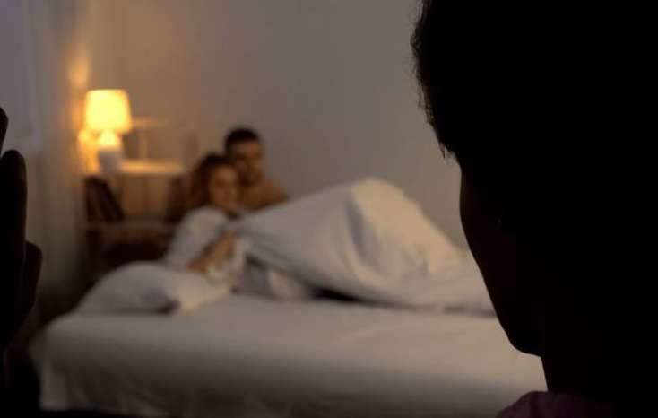 Evə gəlib arvadını başqası ilə tutdu, reaksiyası G&Uuml;NDƏM OLDU 