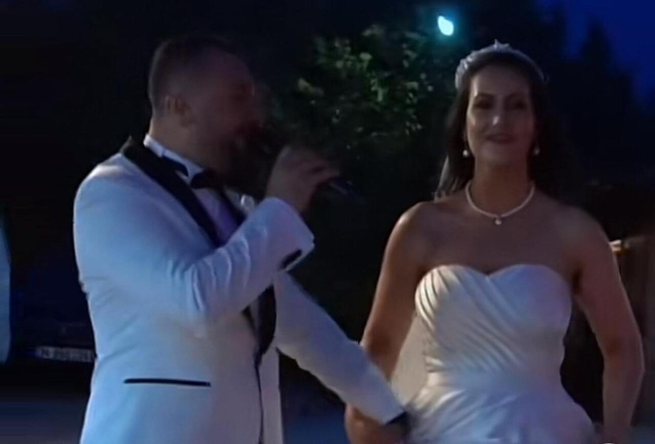 Toyunda həmin mahnını oxuduğuna görə məhkəməyə verildi  FOTO