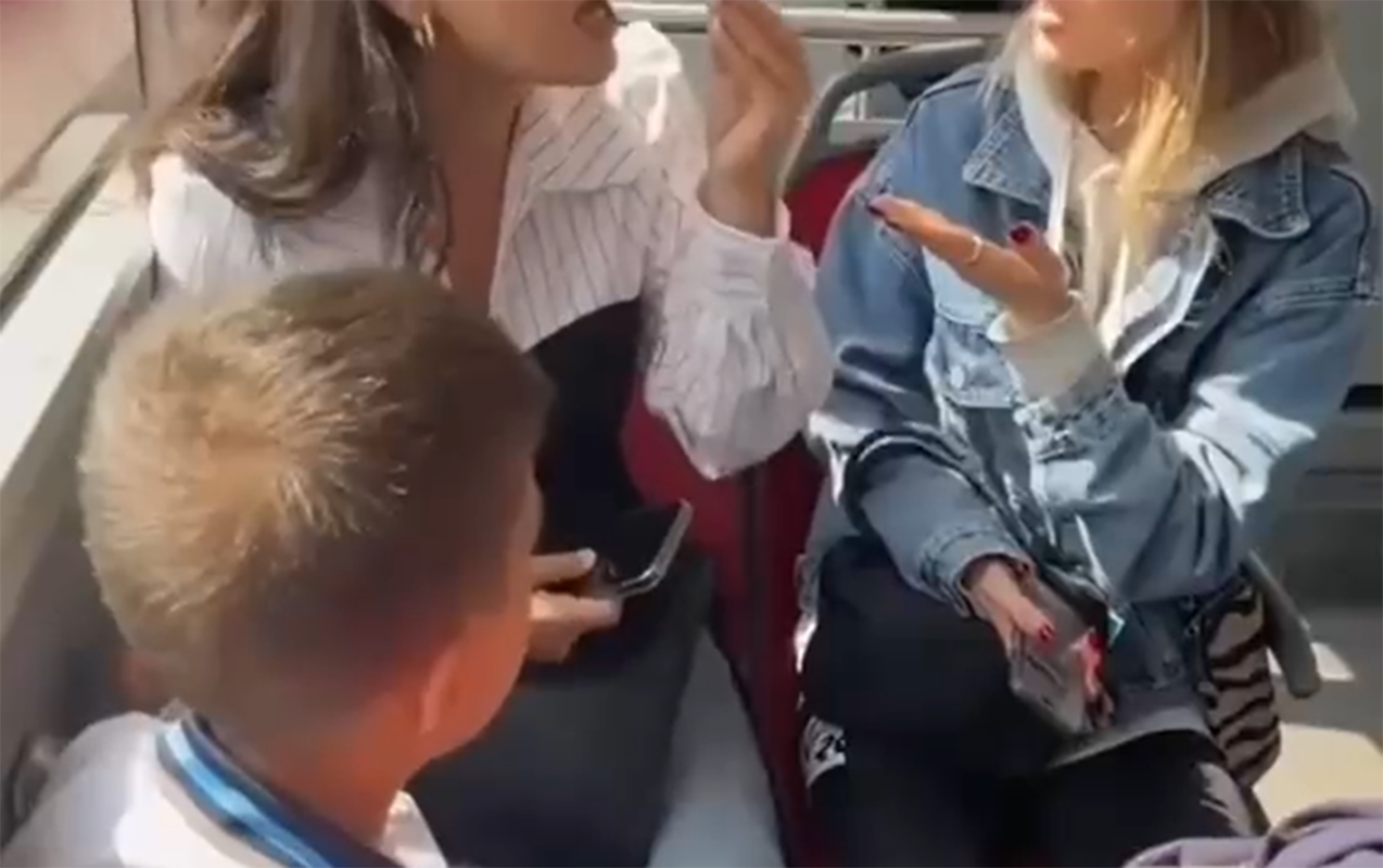 Avtobusda qızlar arasında əlbəyaxa dava 