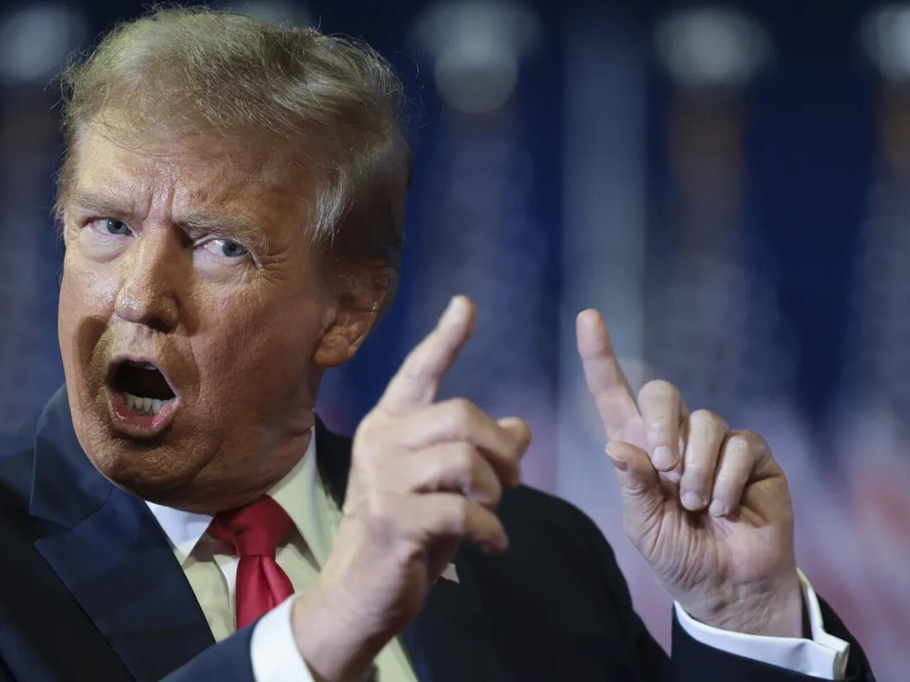 Tramp onun işdən &ccedil;ıxarılmasını istəyir