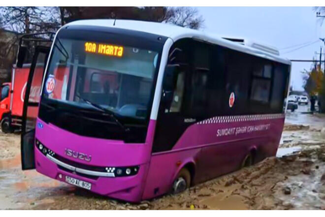 Sumqayıtda avtobus palçıqlı yolda batdı  VİDEO