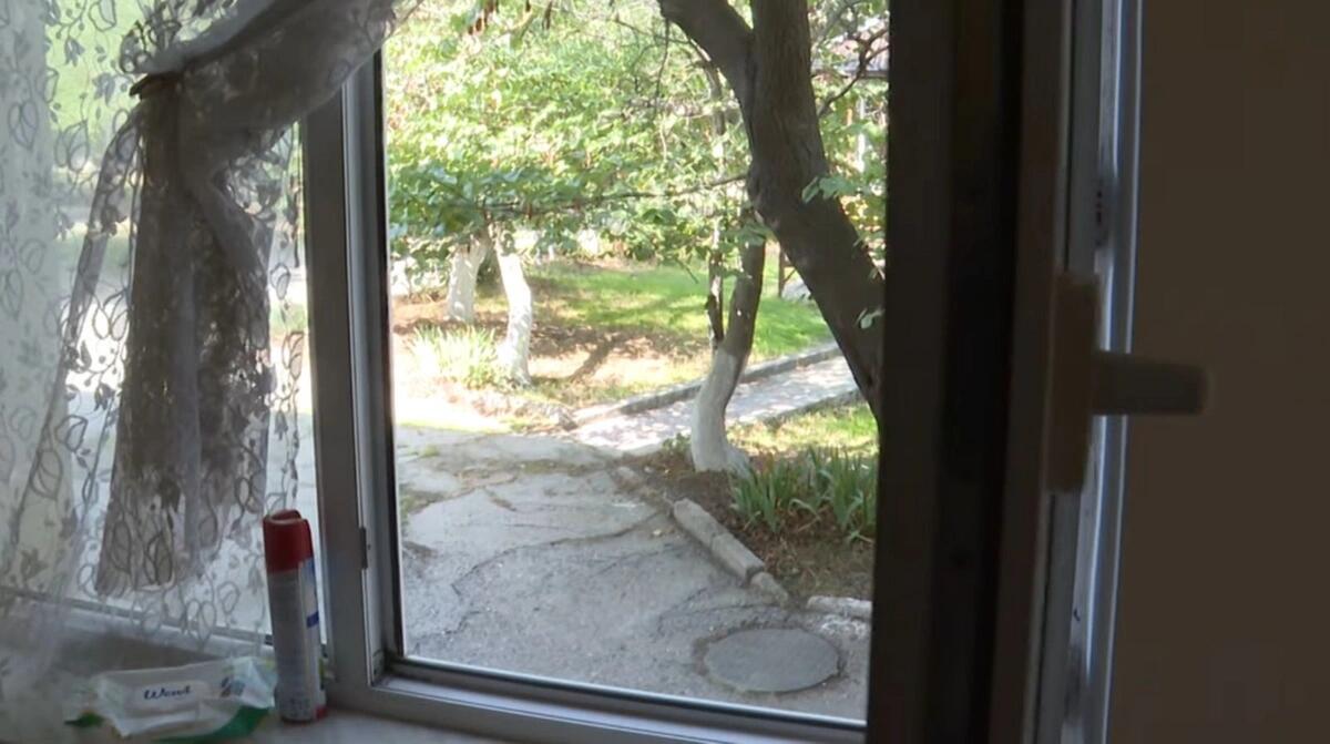 Bağ&ccedil;a m&uuml;əlliməsi &ccedil;əkiliş qrupunu g&ouml;r&uuml;b pəncərədən qa&ccedil;dı 