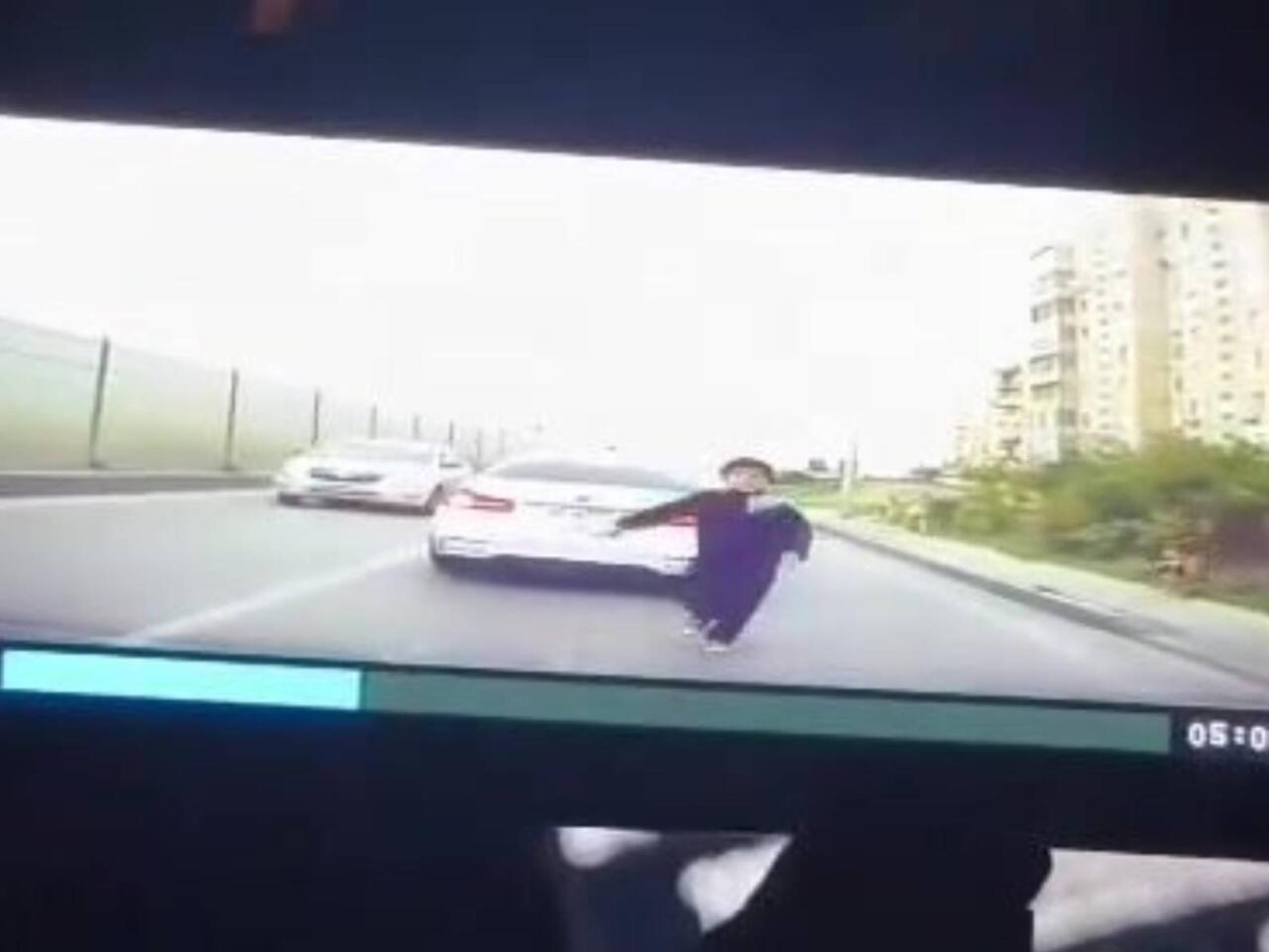 Bakıda uşaq özünü maşının üstünə atdı  VİDEO