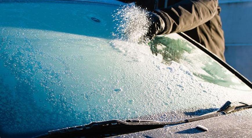 Buzlu avtomobil ş&uuml;şəsinə əsla isti su t&ouml;kməyin!