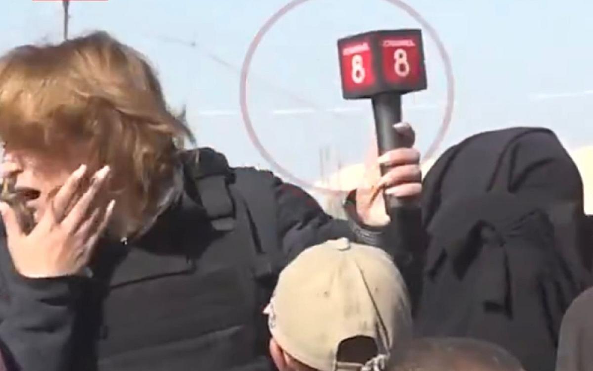 Jurnalisti hicab taxmadığı &uuml;&ccedil;&uuml;n daşqalaq etdilər 