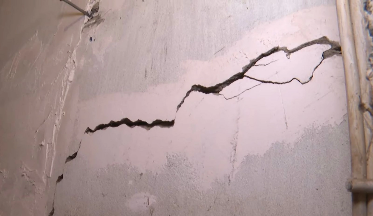 Bakıda binada təhlükəli vəziyyət  Sakinlər qorxu içində yaşayır  VİDEO