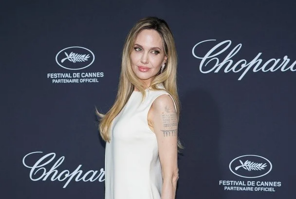 Coli Pittdən sonra hansı məşhurlarla sevgili olub?