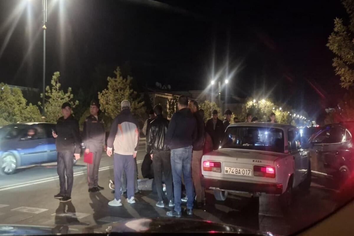 Avtomobil məktəblini vurdu 