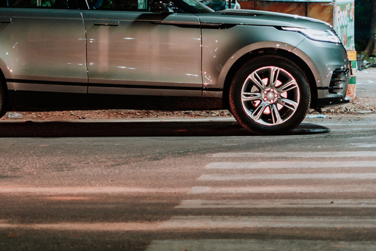 Anasının "Range Rover"ini qaçırıb 12 yaşlı sevgilisini gəzdirdi 