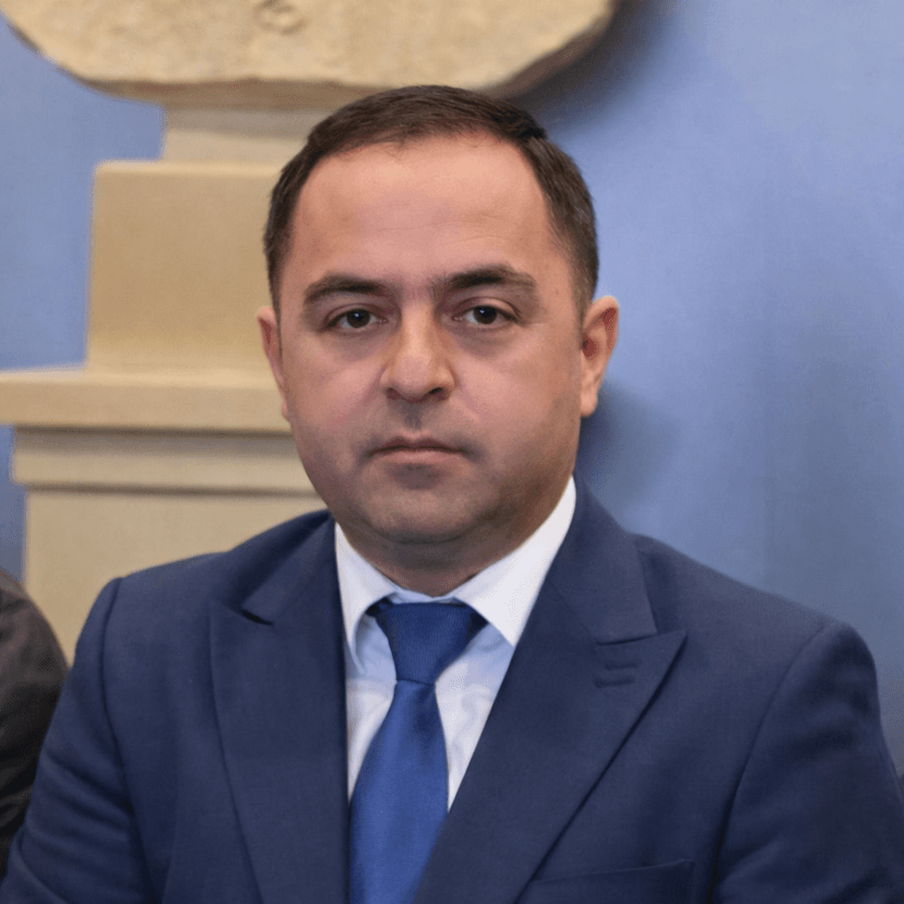 D&uuml;nən işdən &ccedil;ıxarılan rəisə yeni vəzifə verildi