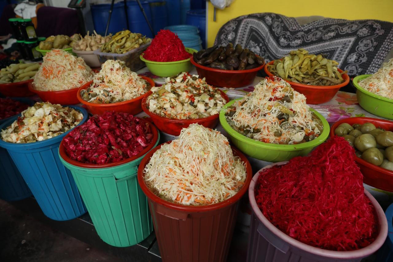 A&ccedil;ıq şəkildə satılan kələm turşusu ilə bağlı araşdırma aparılır  FOTO