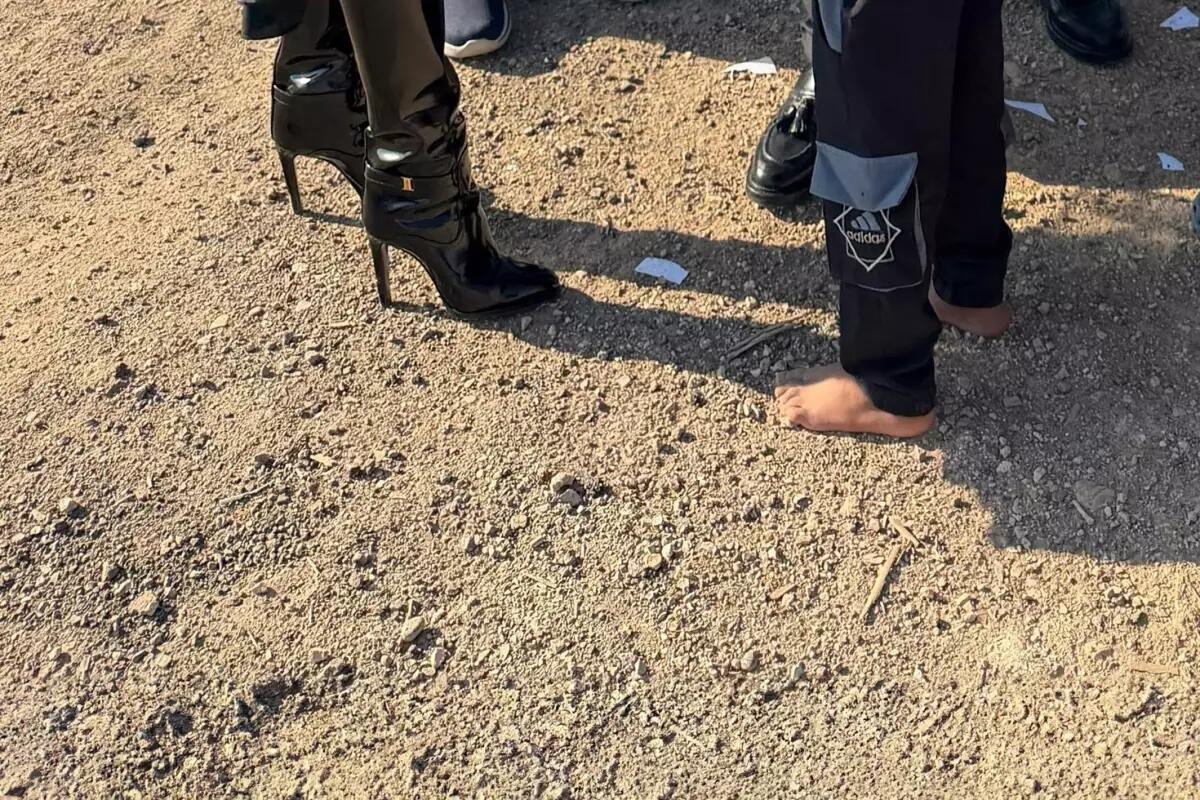 Ayağında 80 minlik &ccedil;əkmə ilə ayaqyalın uşaqları ziyarət etdi 