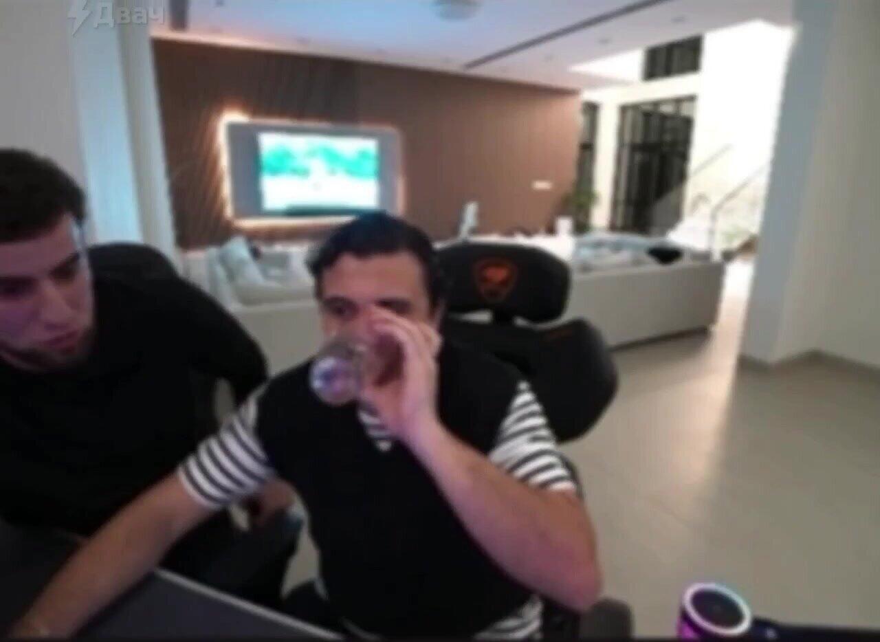 Azərbaycanlı bloqer canlı efirdə D&Ouml;Y&Uuml;LD&Uuml; 