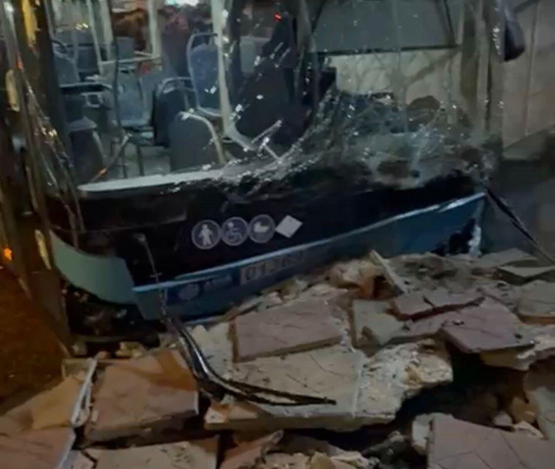 Biləcəridə 202 gül dükanına girdi  Xəsarət alanlar var 