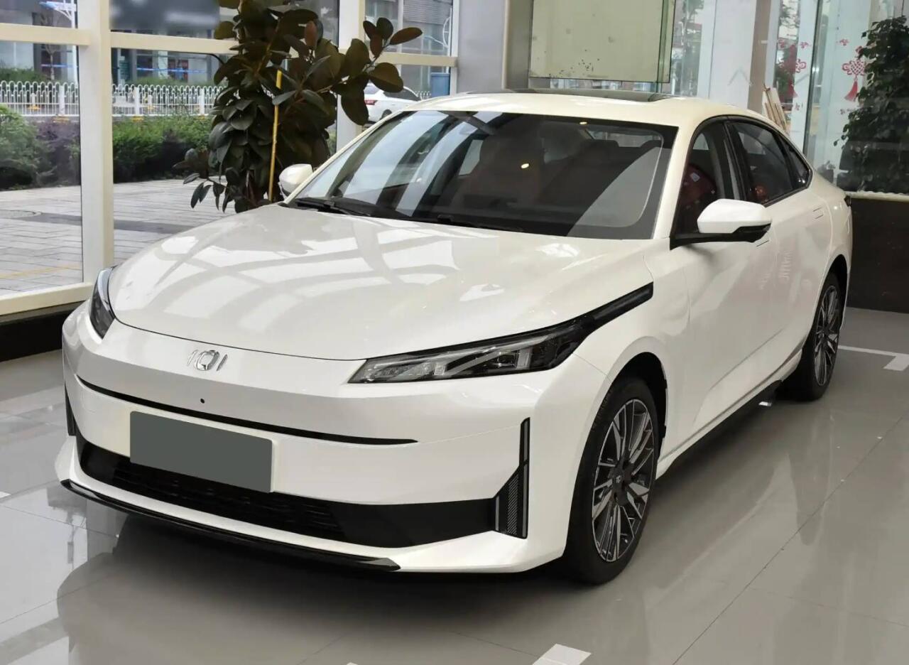 Cəmi 60 min s&uuml;r&uuml;lm&uuml;ş &Ccedil;in avtomobilində ciddi problem   VİDEO