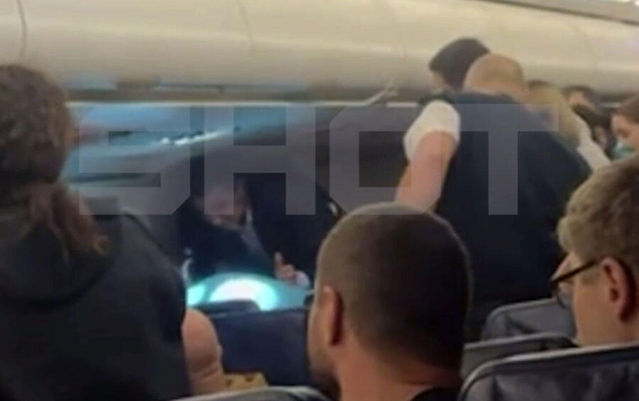 Moskvaİrəvan reysində &ccedil;anta alovlandı 