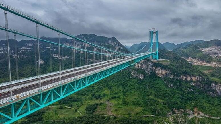 D&uuml;nyanın ən h&uuml;nd&uuml;r k&ouml;rp&uuml;s&uuml;: &uuml;zərində kafesi belə var