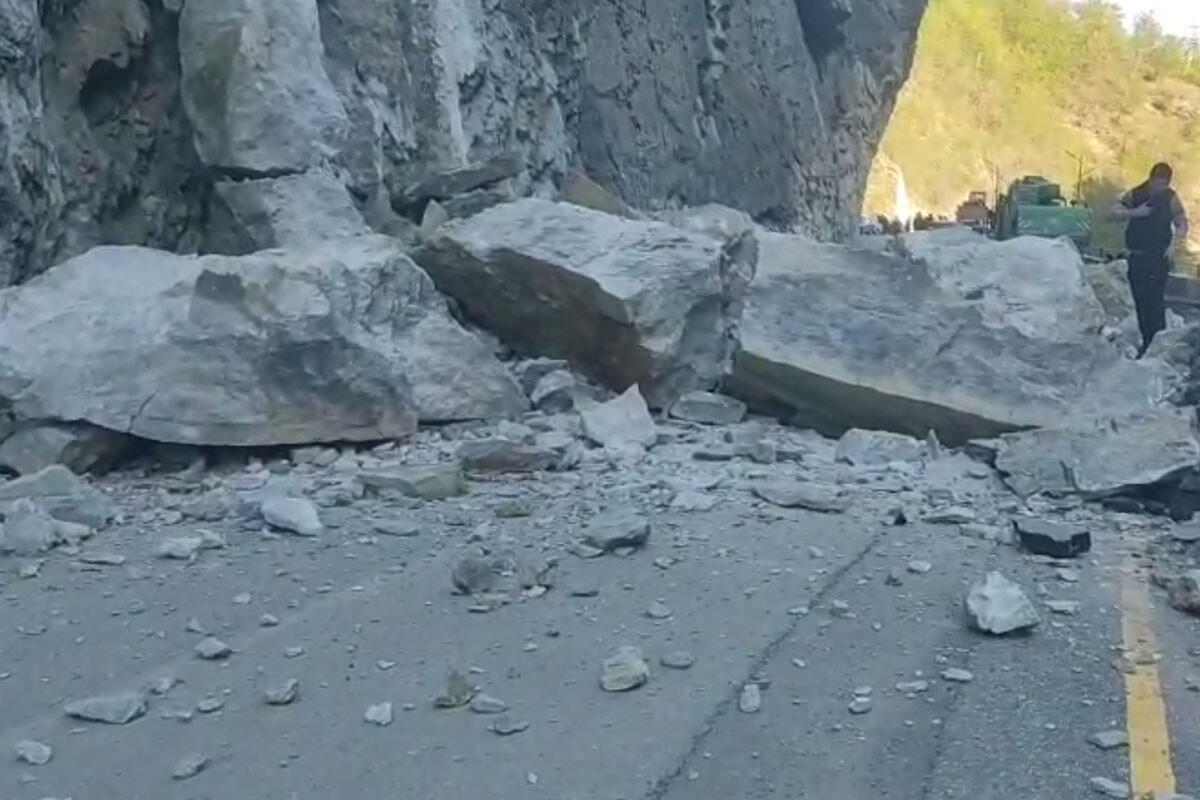 Qubada qaya uçdu  10dan çox kəndlə əlaqə kəsildi