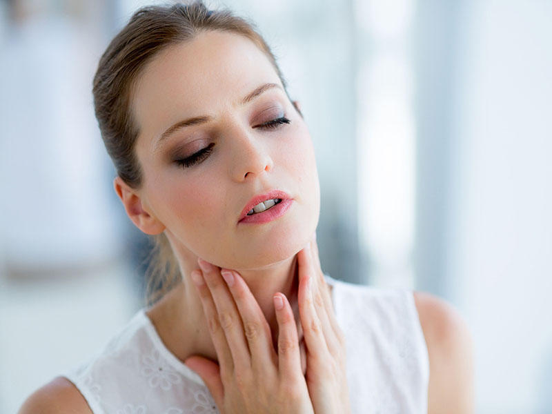 Səsdə xırıltı, boğaz tutulması  Yeni COVID ştammının əlamətləri