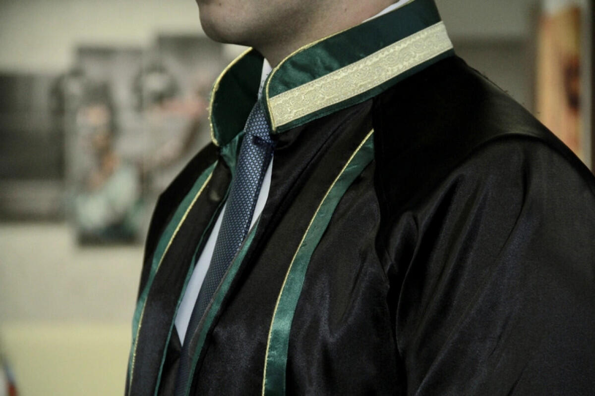 İki vəkilin fəaliyyəti dayandırıldı