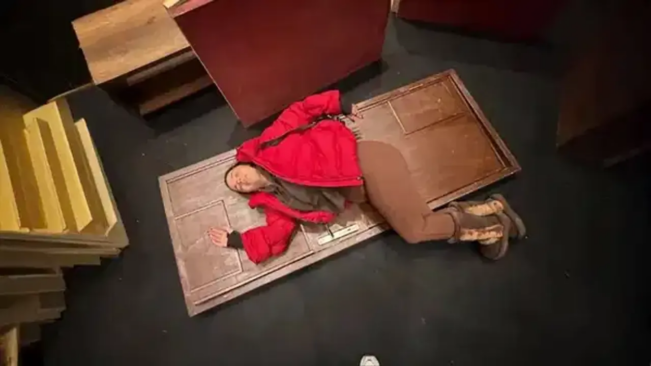 Tanınmış aktrisanın səhnədə başına qapı d&uuml;şd&uuml; 