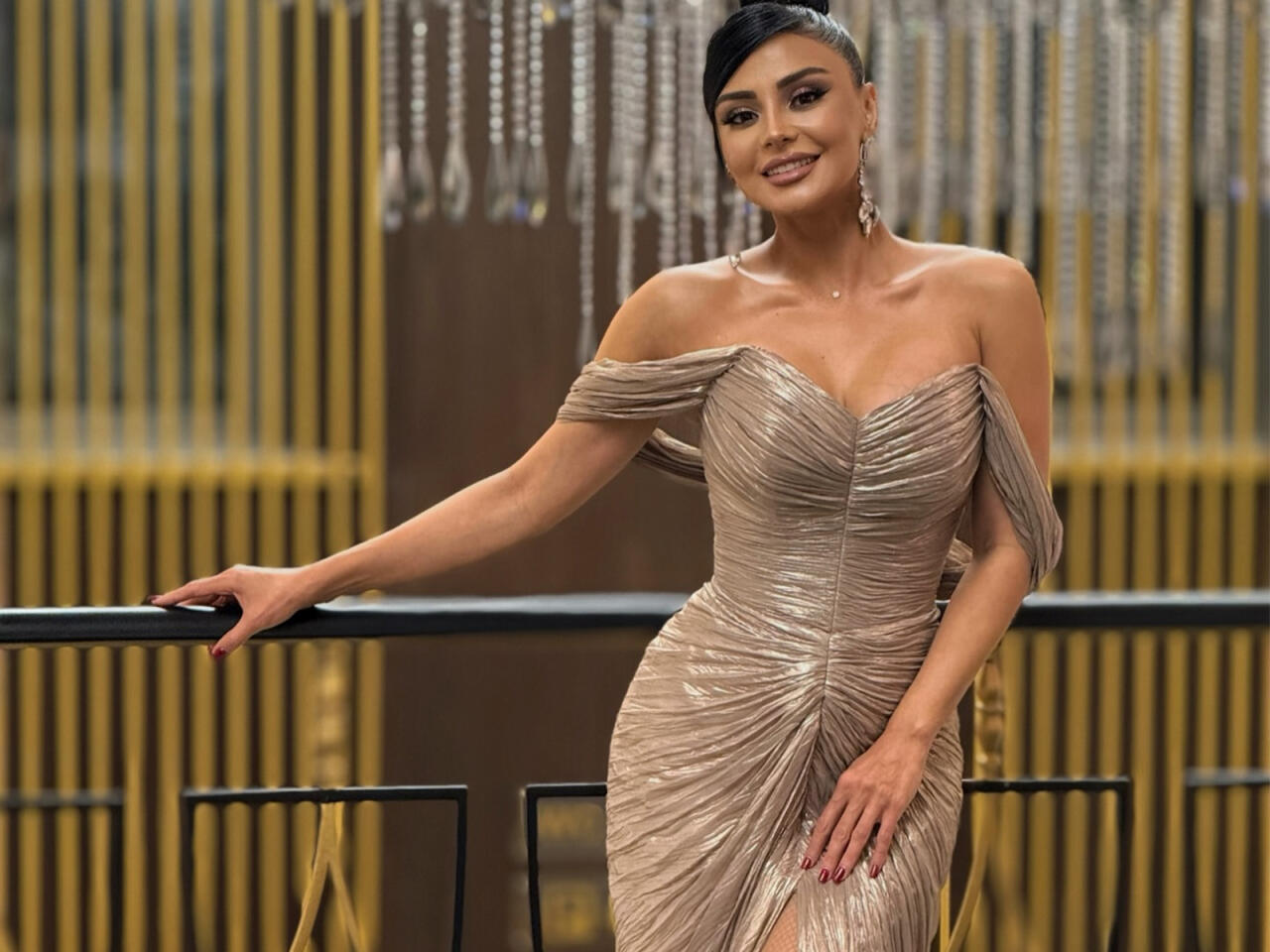 "Ağadadaş Ağayev məni aldadıb, &ccedil;oxlu pul verdi"  V&uuml;salə Əlizadə