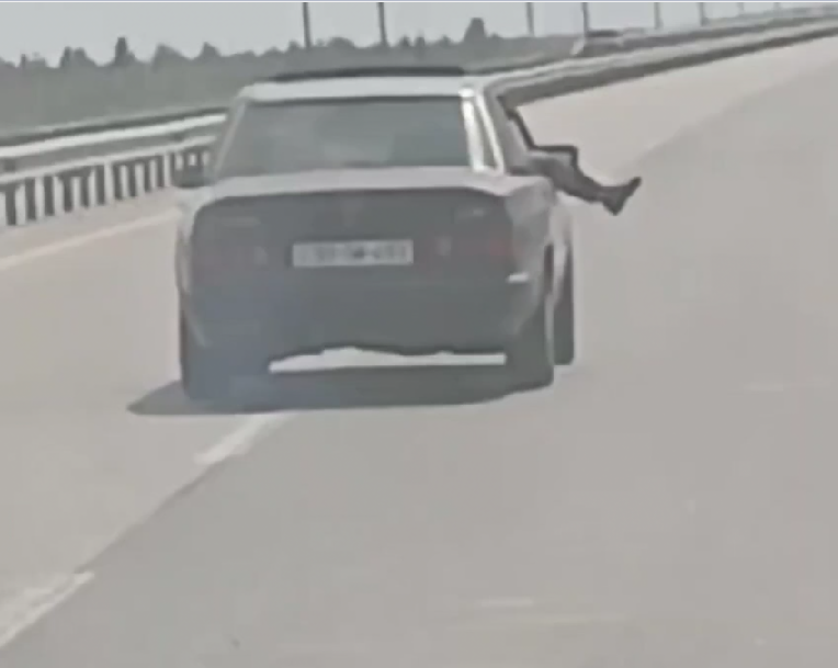 Ayağını çölə çıxardı  sürücü və sərnişin polisə çağırıldı 