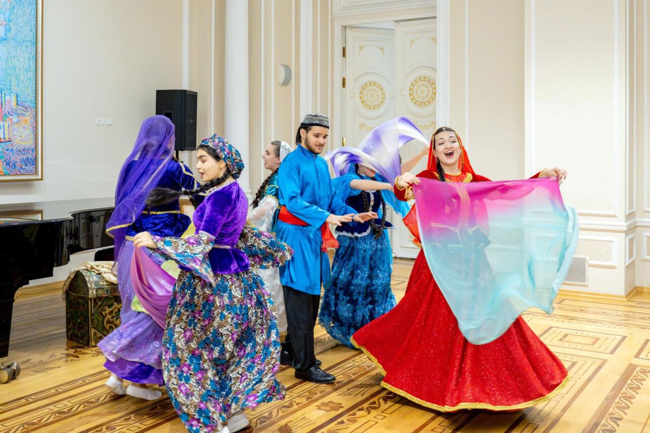 Azərbaycan Milli İncəsənət Muzeyində “Arşın mal alan” adlı tamaşası nümayiş olunub   FOTO