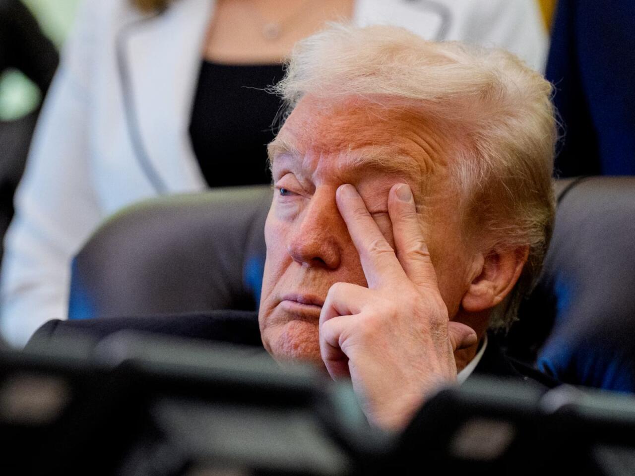 Trampı tədbirdə yuxu tutdu  FOTO