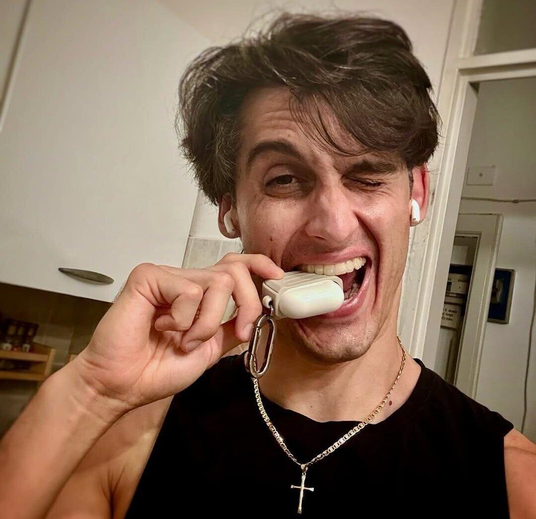 Keşişə qəribə QADAĞA: əzələlərini göstərmə... 