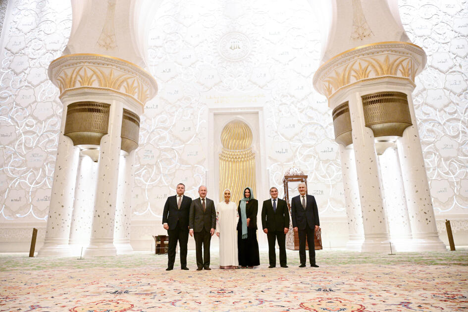 Leyla Əliyeva ƏbuDabidə Şeyx Zayed məscidini ziyarət edib 