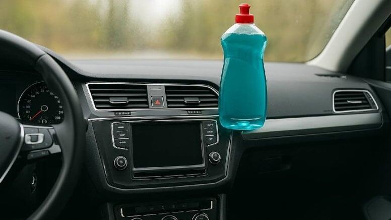 Avtomobilin şüşəsinə qabyuyan maye çəkin 