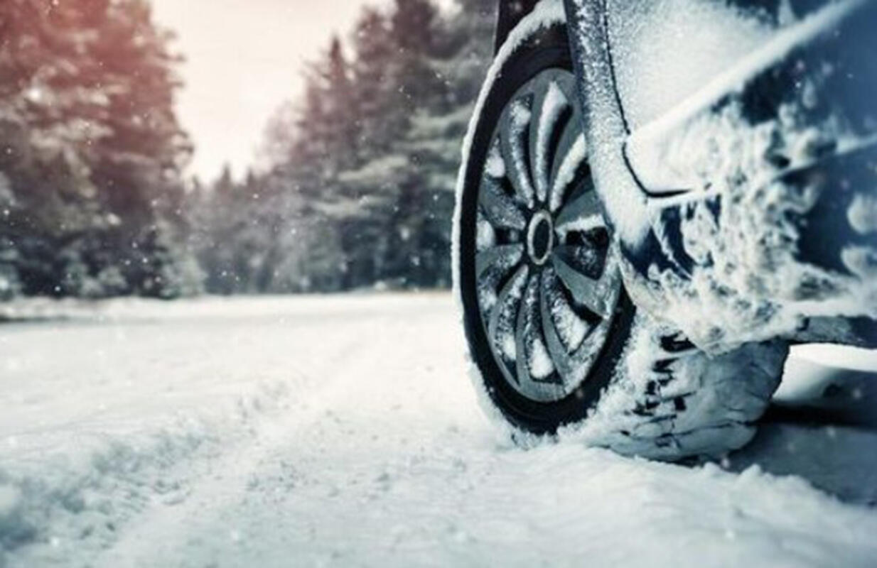 Avtomobil qayadan aşdı  Bir ailənin 3 &uuml;zv&uuml; xəsarət aldı