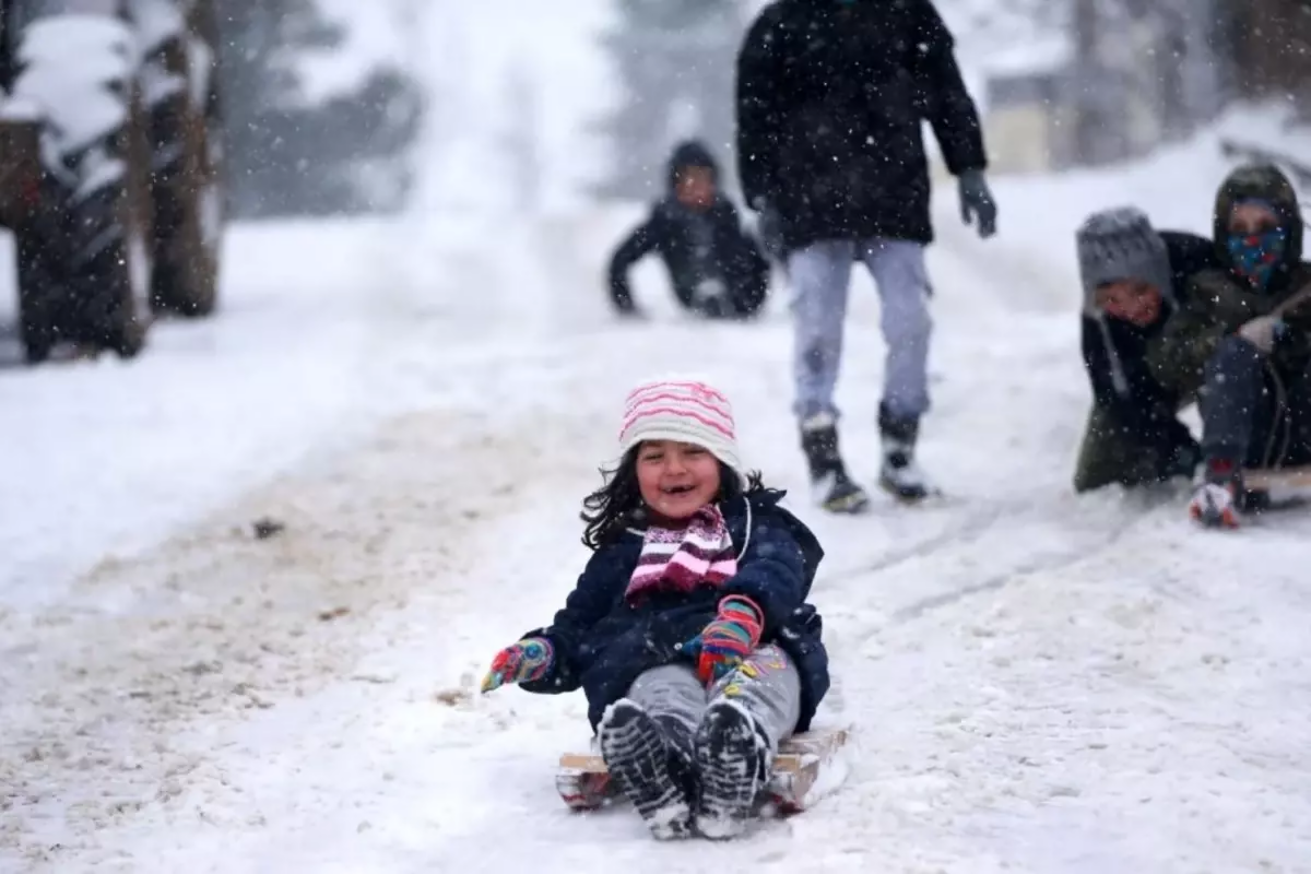 Qonşu &ouml;lkəni şaxta vurdu  Məktəblər bağlandı