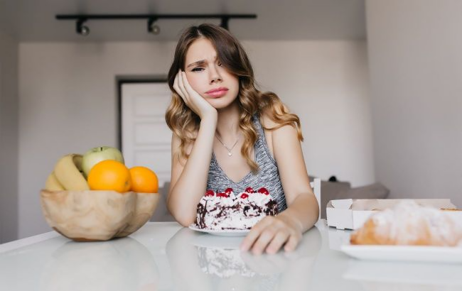 Stress zamanı yeyilməməsi lazım olan ən pis qidalar