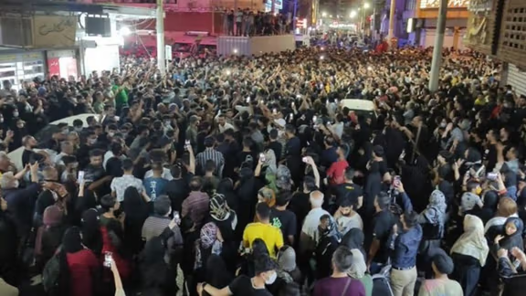 İranda etiraz&ccedil;ılar 2 şəhərdə nəzarəti ələ ke&ccedil;irdi 