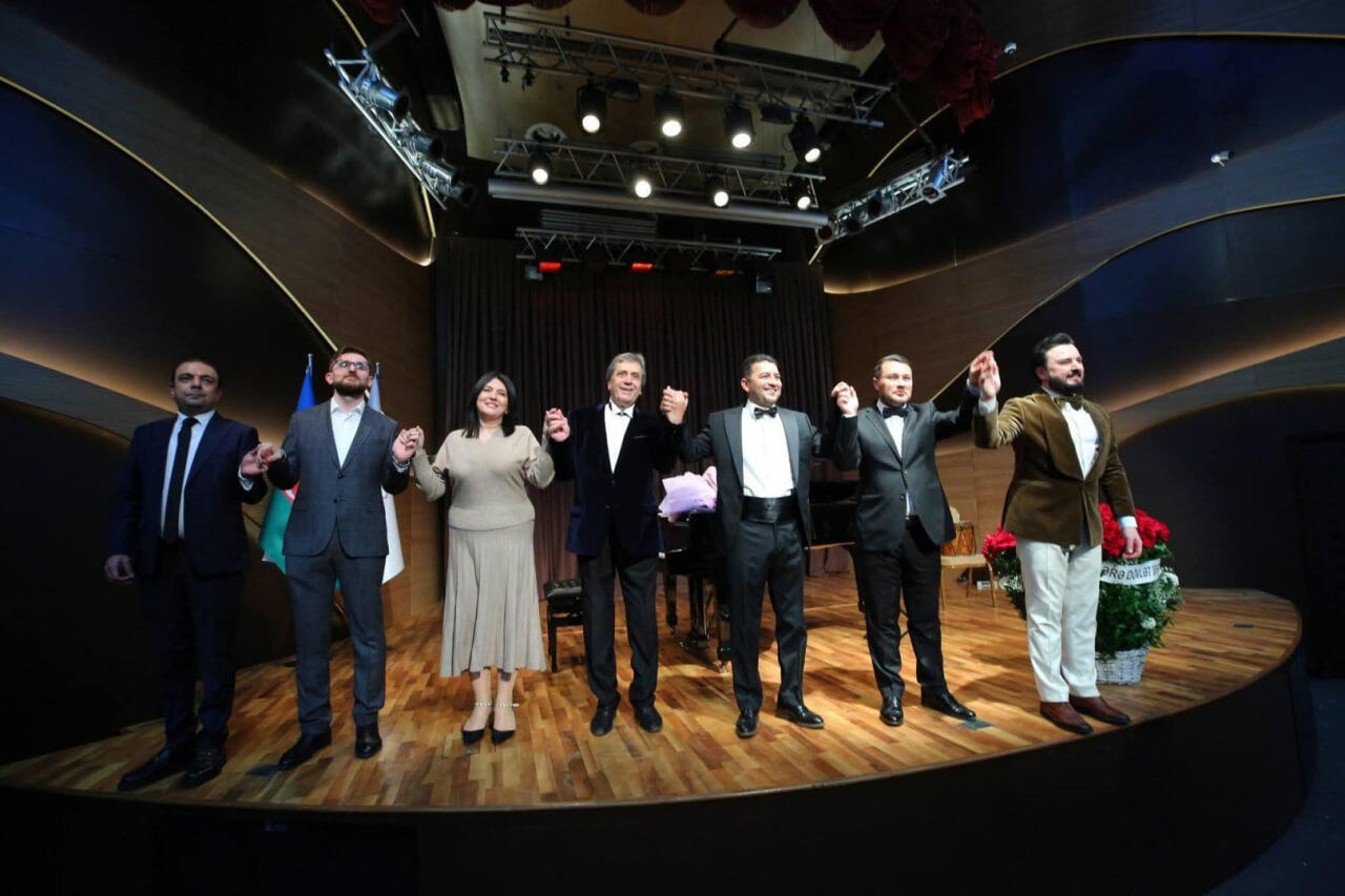 Ramil Qasımovdan bayram t&ouml;hfəsi: İki saatlıq mikrofonsuz, tam canlı performans  FOTO