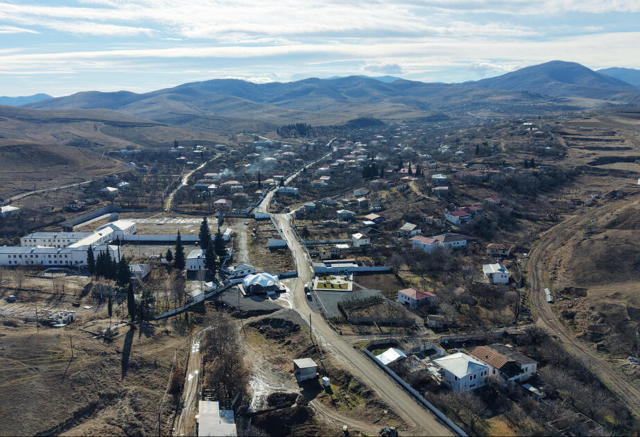 İlham Əliyev Aşağı Oratağ kəndində g&ouml;r&uuml;lm&uuml;ş işlərlə tanış olub